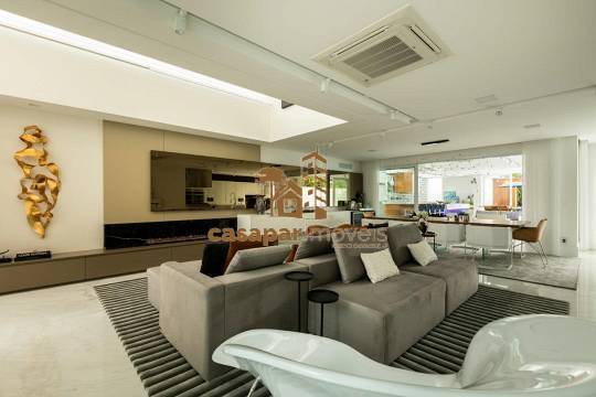 Casa Mobiliada em Condomínio Fechado, com 4 Suítes e Muito Conforto