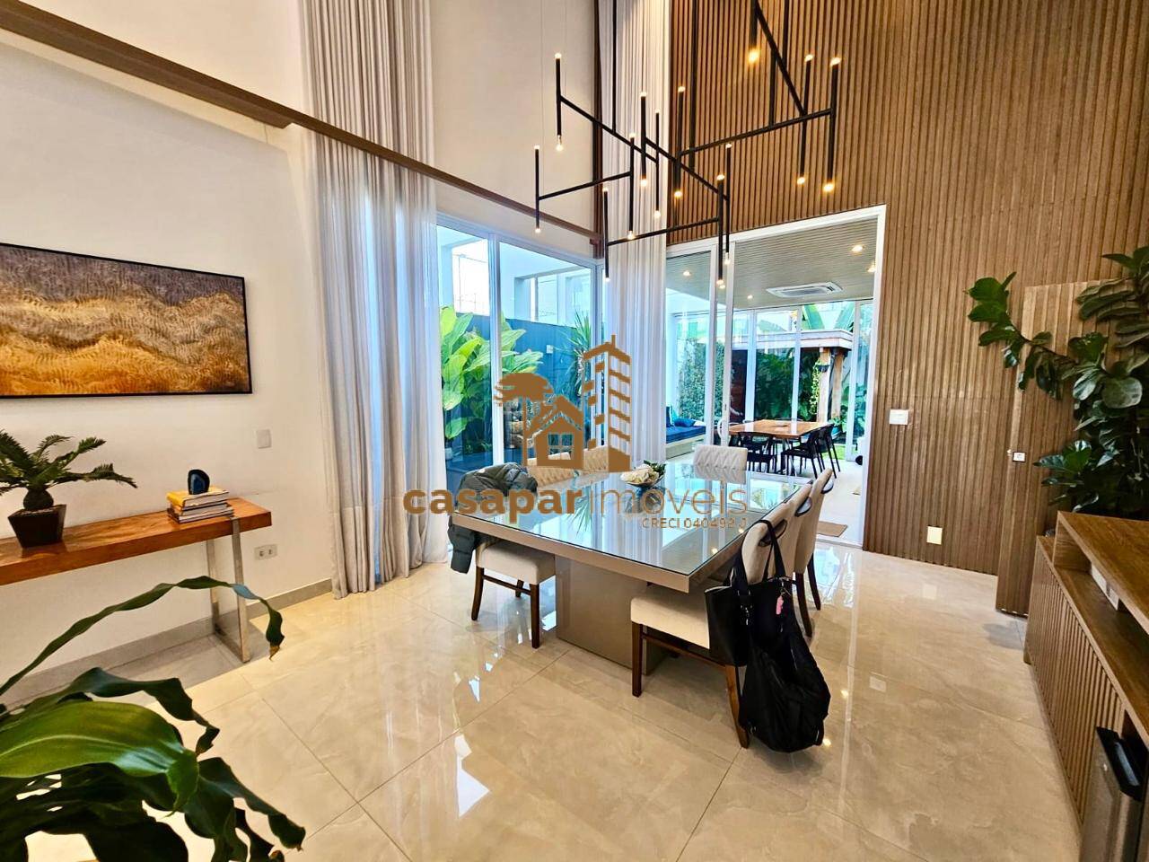 Casa em Condomínio Fechado ao Lado do Shopping, 300m² com 3 Suítes, 4 Vagas