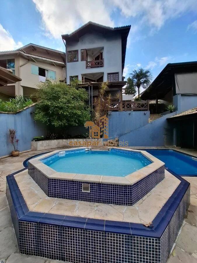 Sobrado à Venda com 500m², 3 Dormitórios com Piscina e Espaço Gourmet