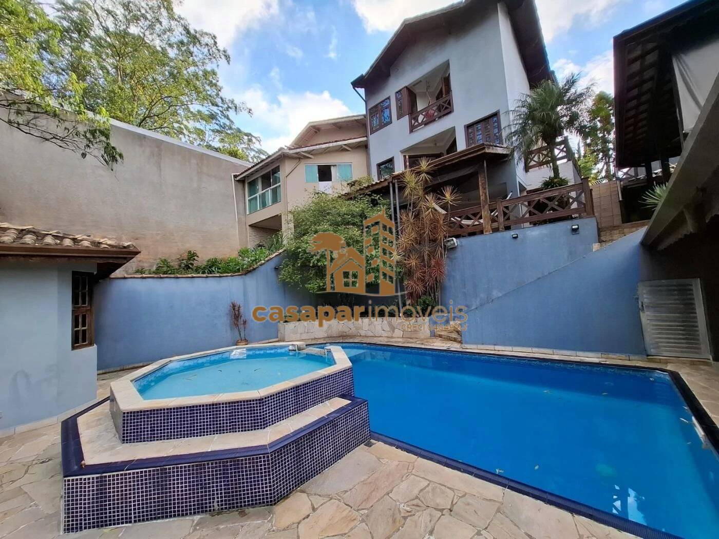 Sobrado à Venda com 500m², 3 Dormitórios com Piscina e Espaço Gourmet