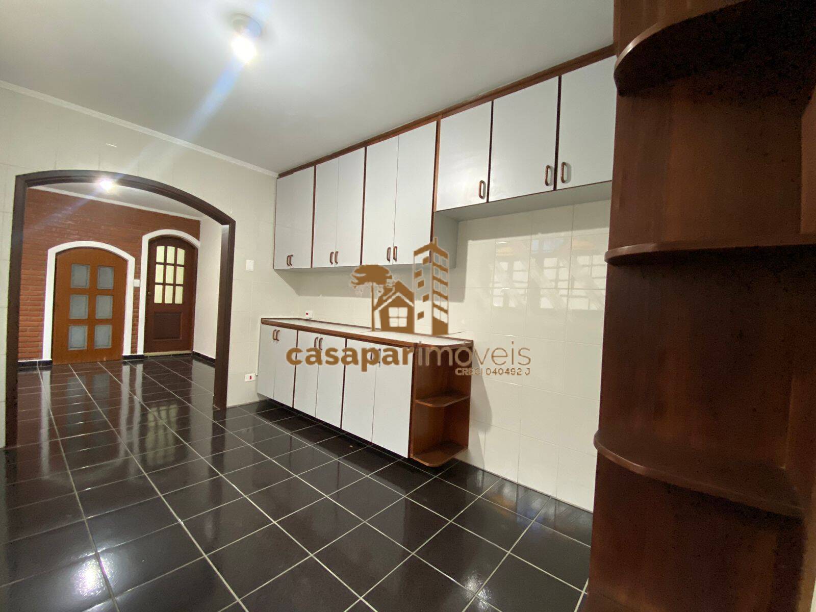 Sobrado à venda com 180m², 3 quartos com edícula e estuda permuta