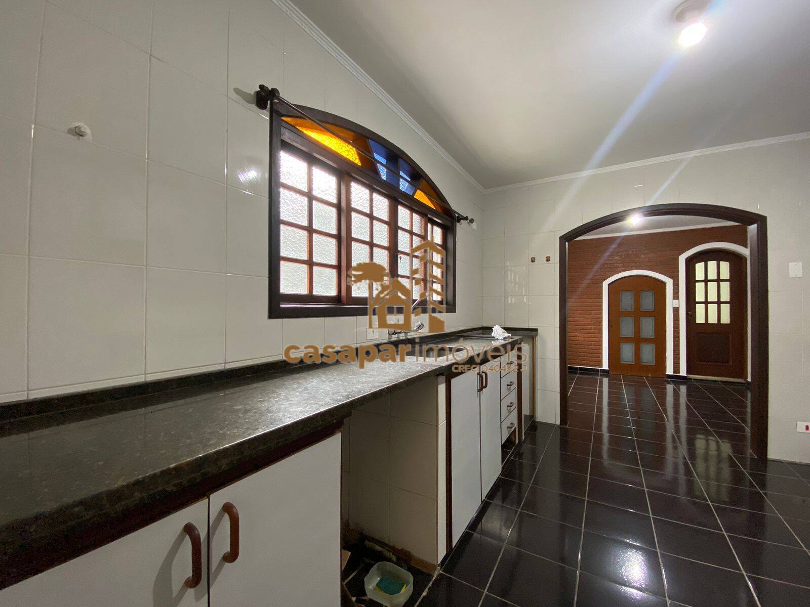 Sobrado à venda com 180m², 3 quartos com edícula e estuda permuta
