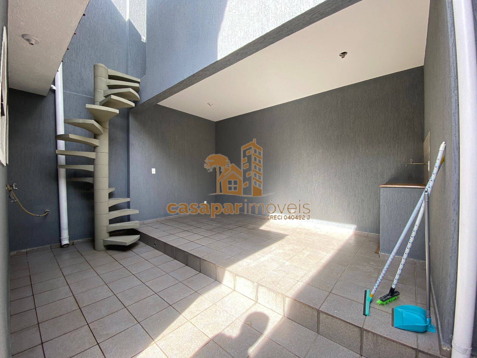Sobrado à venda com 180m², 3 quartos com edícula e estuda permuta