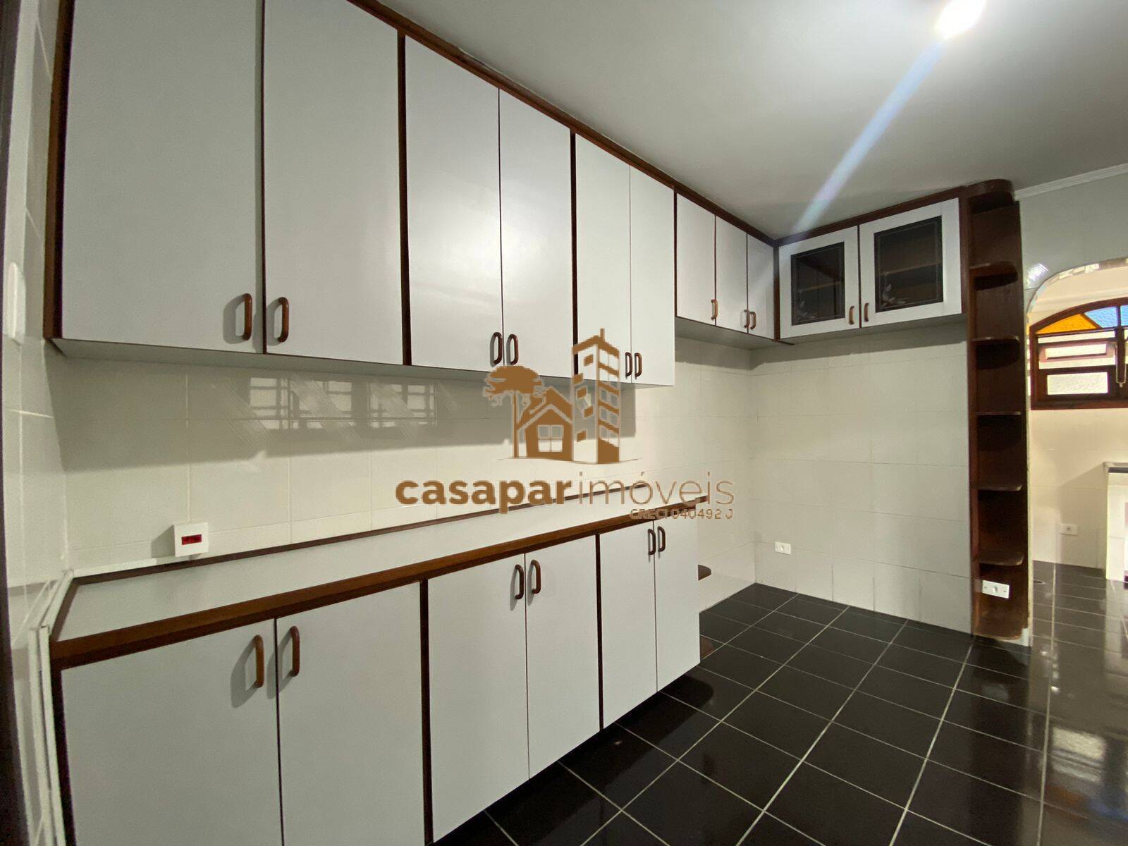 Sobrado à venda com 180m², 3 quartos com edícula e estuda permuta