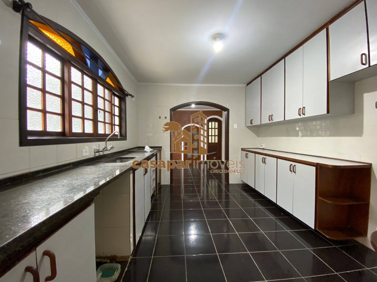 Sobrado à venda com 180m², 3 quartos com edícula e estuda permuta