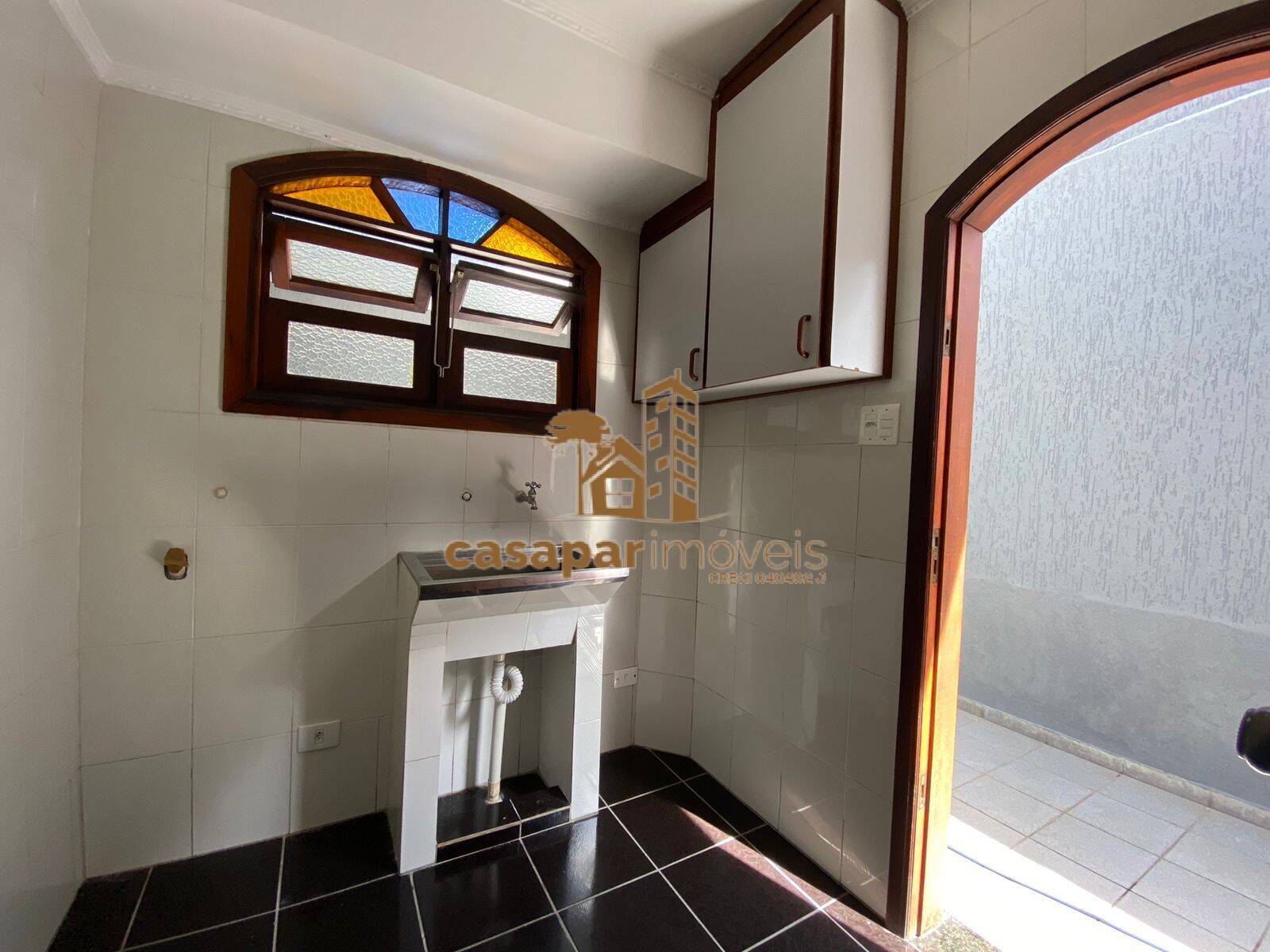 Sobrado à venda com 180m², 3 quartos com edícula e estuda permuta