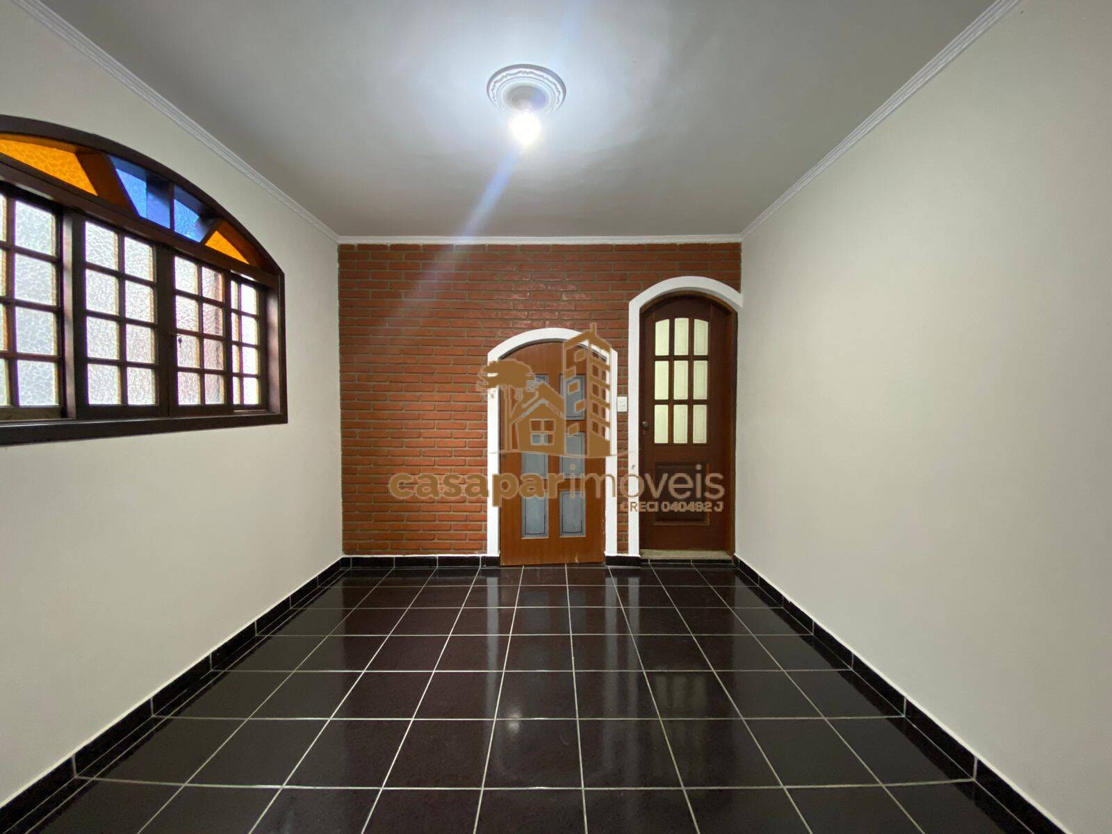 Sobrado à venda com 180m², 3 quartos com edícula e estuda permuta