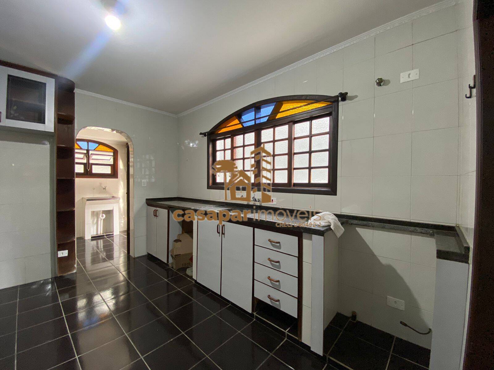 Sobrado à venda com 180m², 3 quartos com edícula e estuda permuta