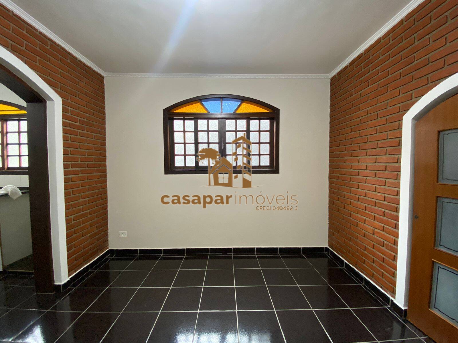 Sobrado à venda com 180m², 3 quartos com edícula e estuda permuta