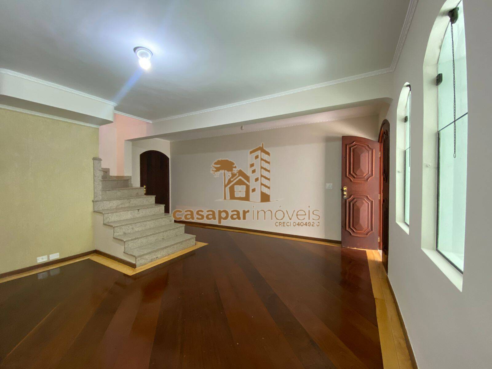 Sobrado à venda com 180m², 3 quartos com edícula e estuda permuta