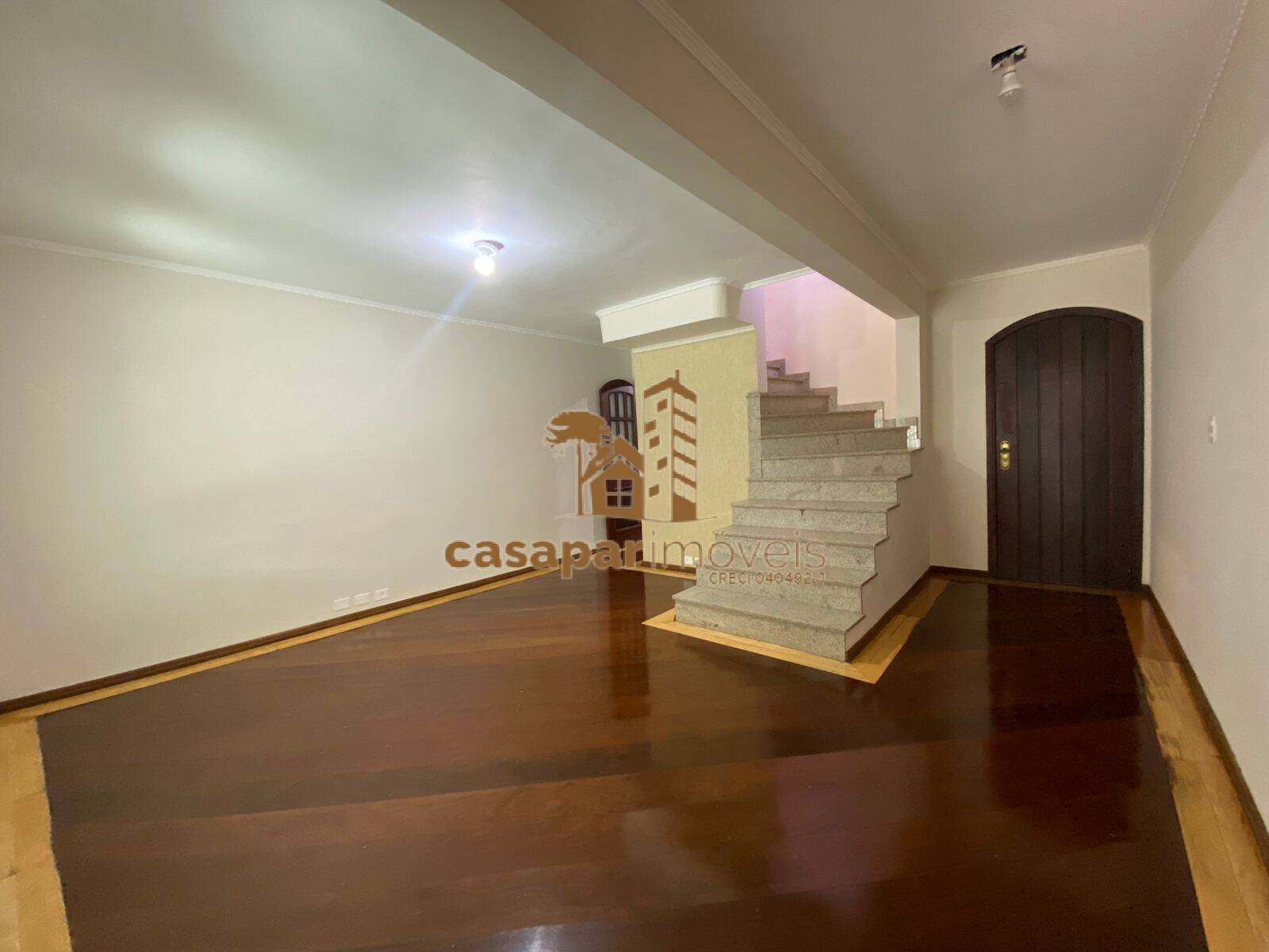 Sobrado à venda com 180m², 3 quartos com edícula e estuda permuta