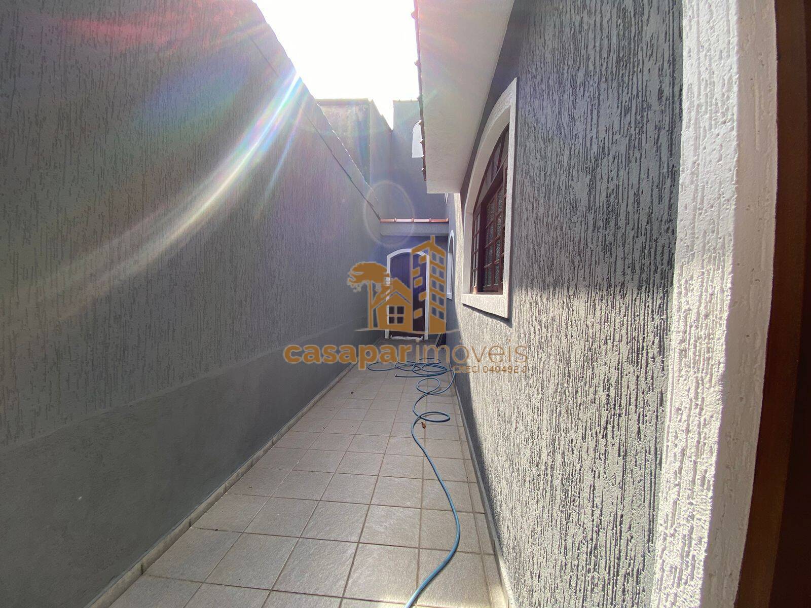 Sobrado à venda com 180m², 3 quartos com edícula e estuda permuta