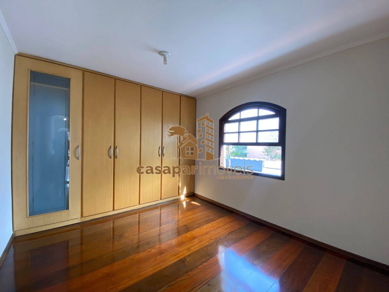 Sobrado à venda com 180m², 3 quartos com edícula e estuda permuta