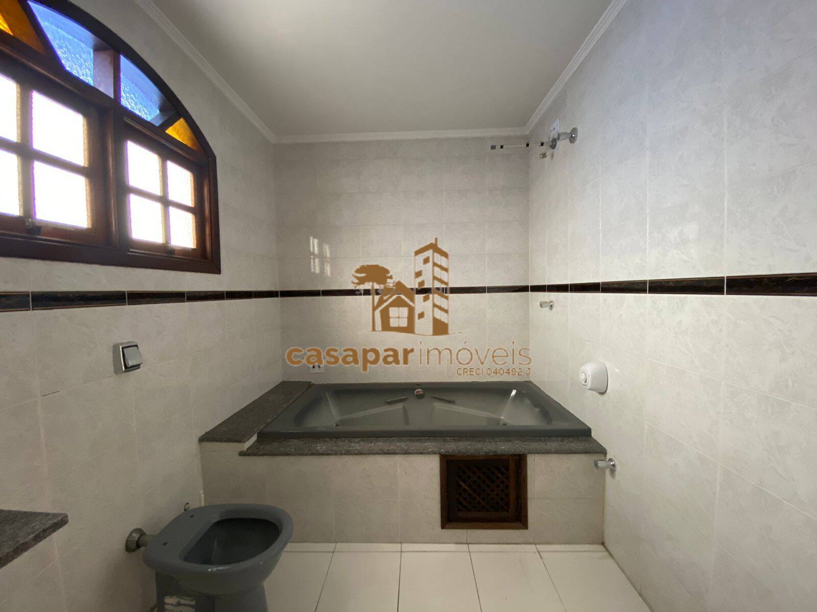 Sobrado à venda com 180m², 3 quartos com edícula e estuda permuta