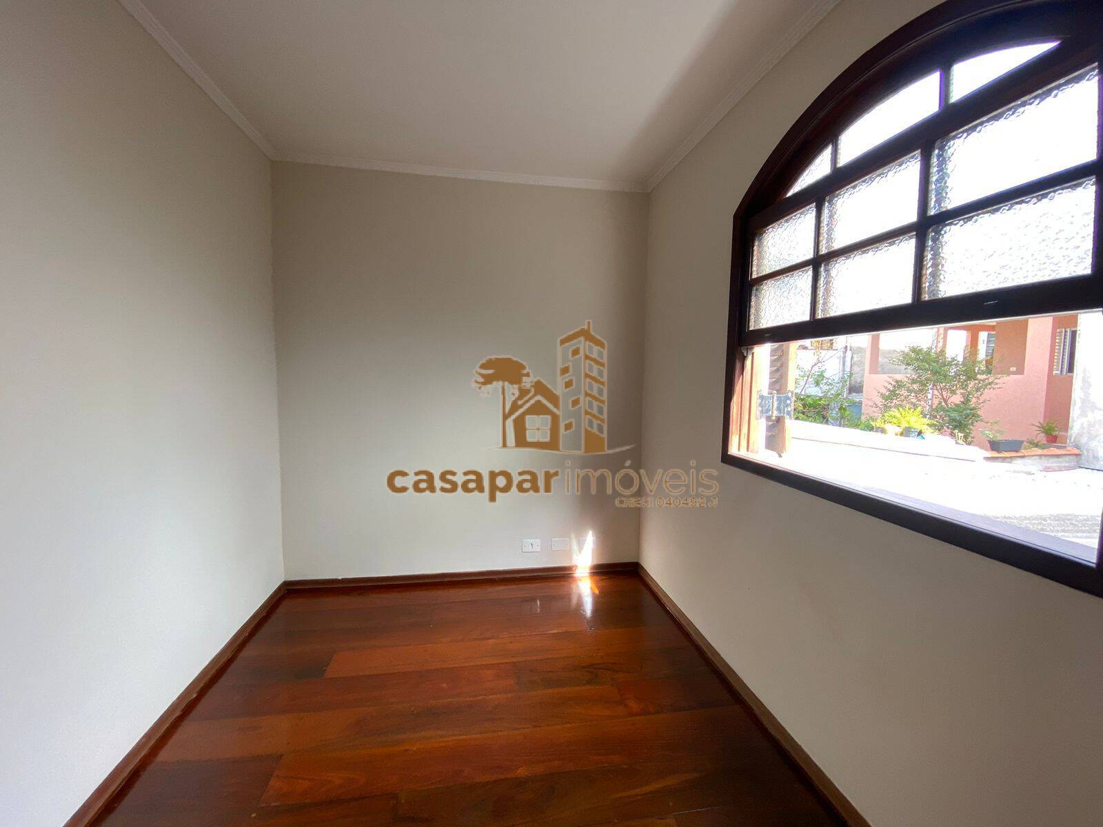 Sobrado à venda com 180m², 3 quartos com edícula e estuda permuta