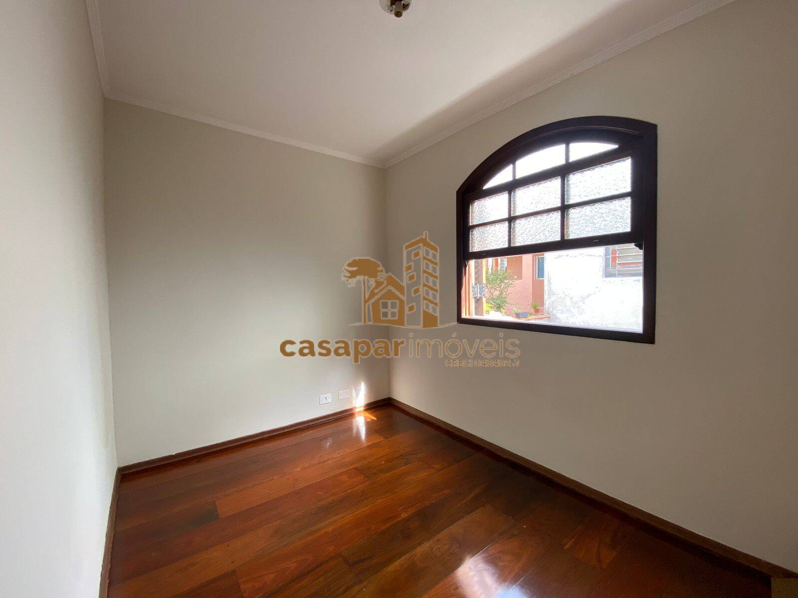 Sobrado à venda com 180m², 3 quartos com edícula e estuda permuta
