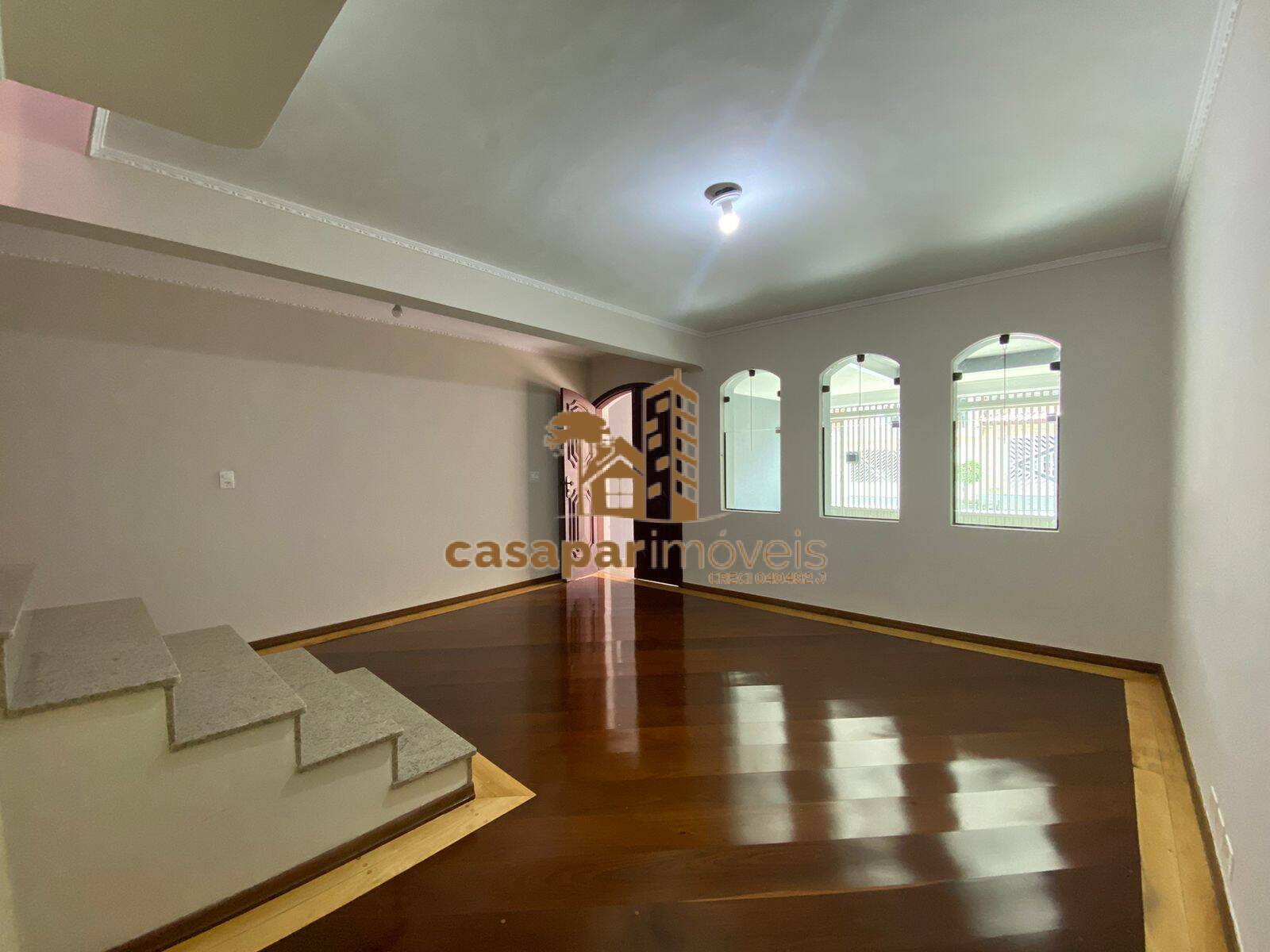 Sobrado à venda com 180m², 3 quartos com edícula e estuda permuta