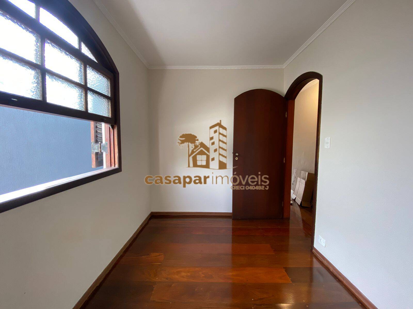 Sobrado à venda com 180m², 3 quartos com edícula e estuda permuta