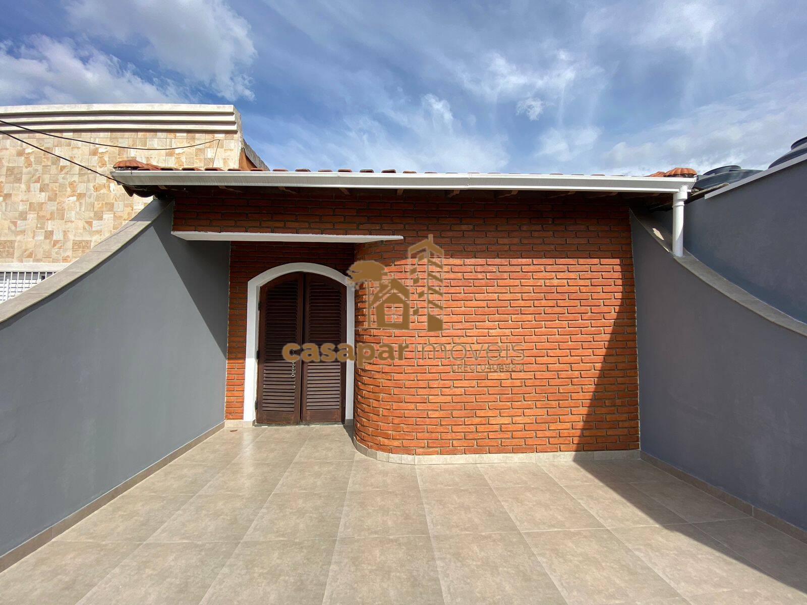 Sobrado à venda com 180m², 3 quartos com edícula e estuda permuta