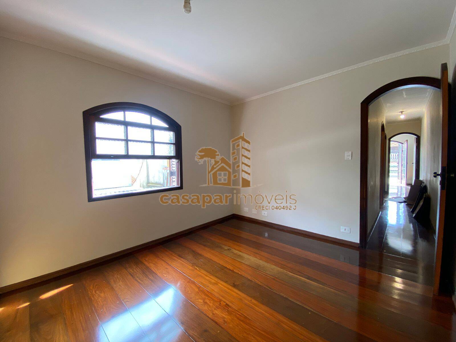 Sobrado à venda com 180m², 3 quartos com edícula e estuda permuta