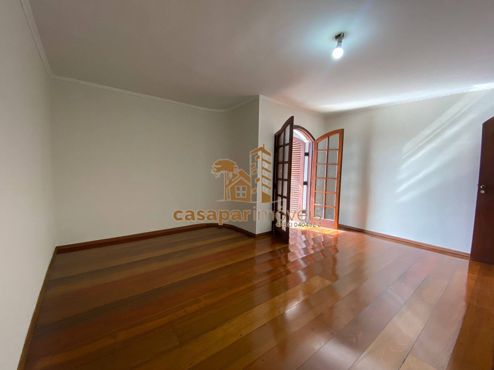 Sobrado à venda com 180m², 3 quartos com edícula e estuda permuta