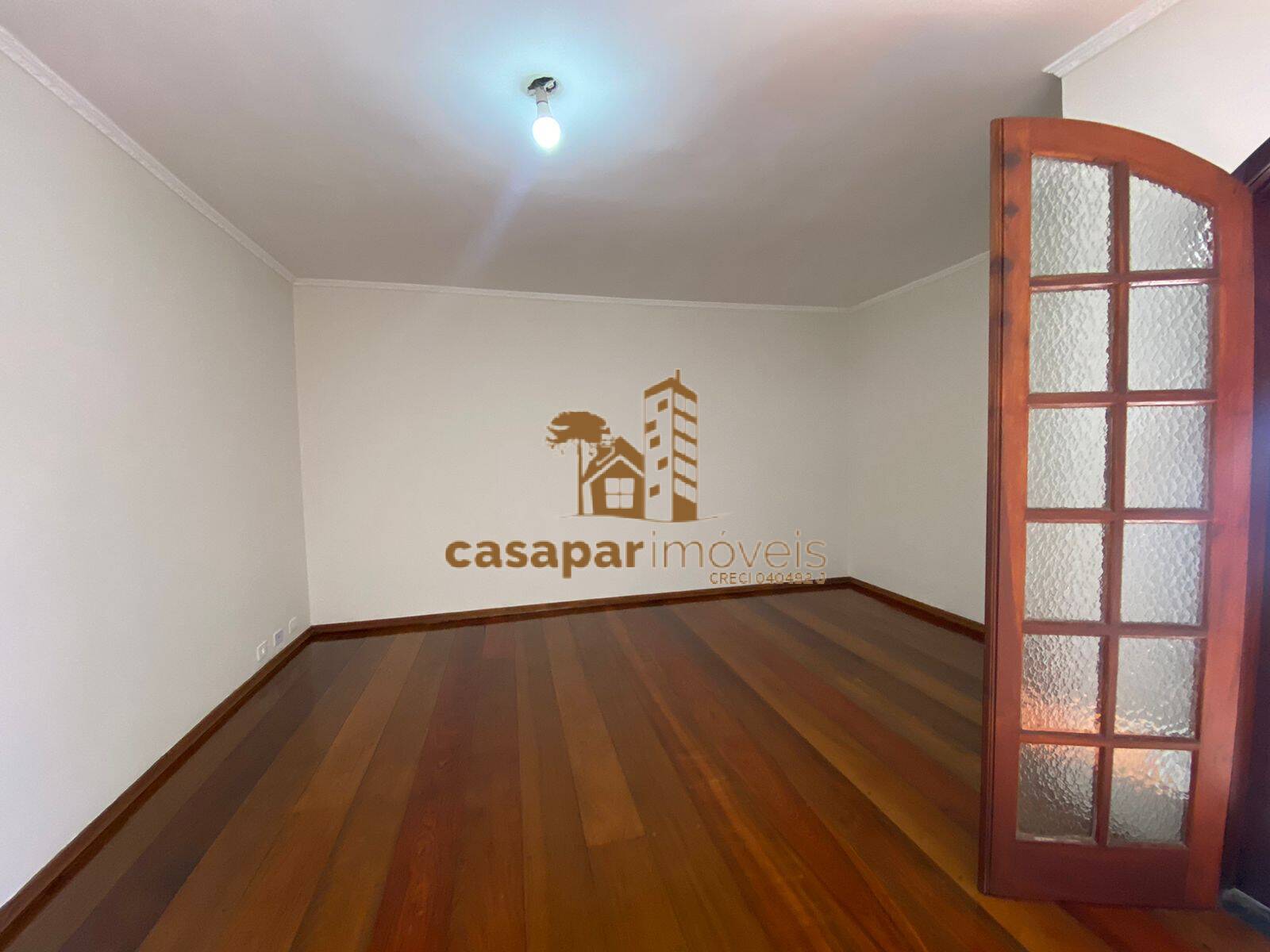 Sobrado à venda com 180m², 3 quartos com edícula e estuda permuta