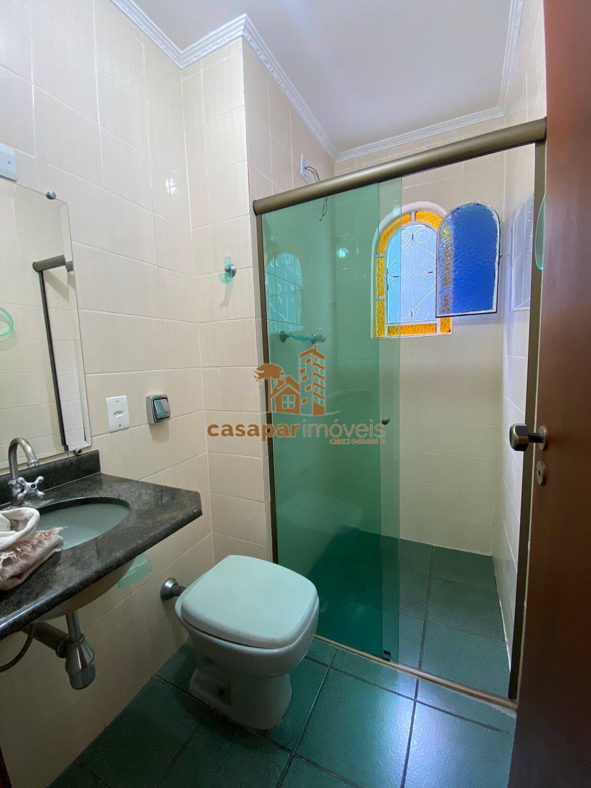 Sobrado à venda com 180m², 3 quartos com edícula e estuda permuta