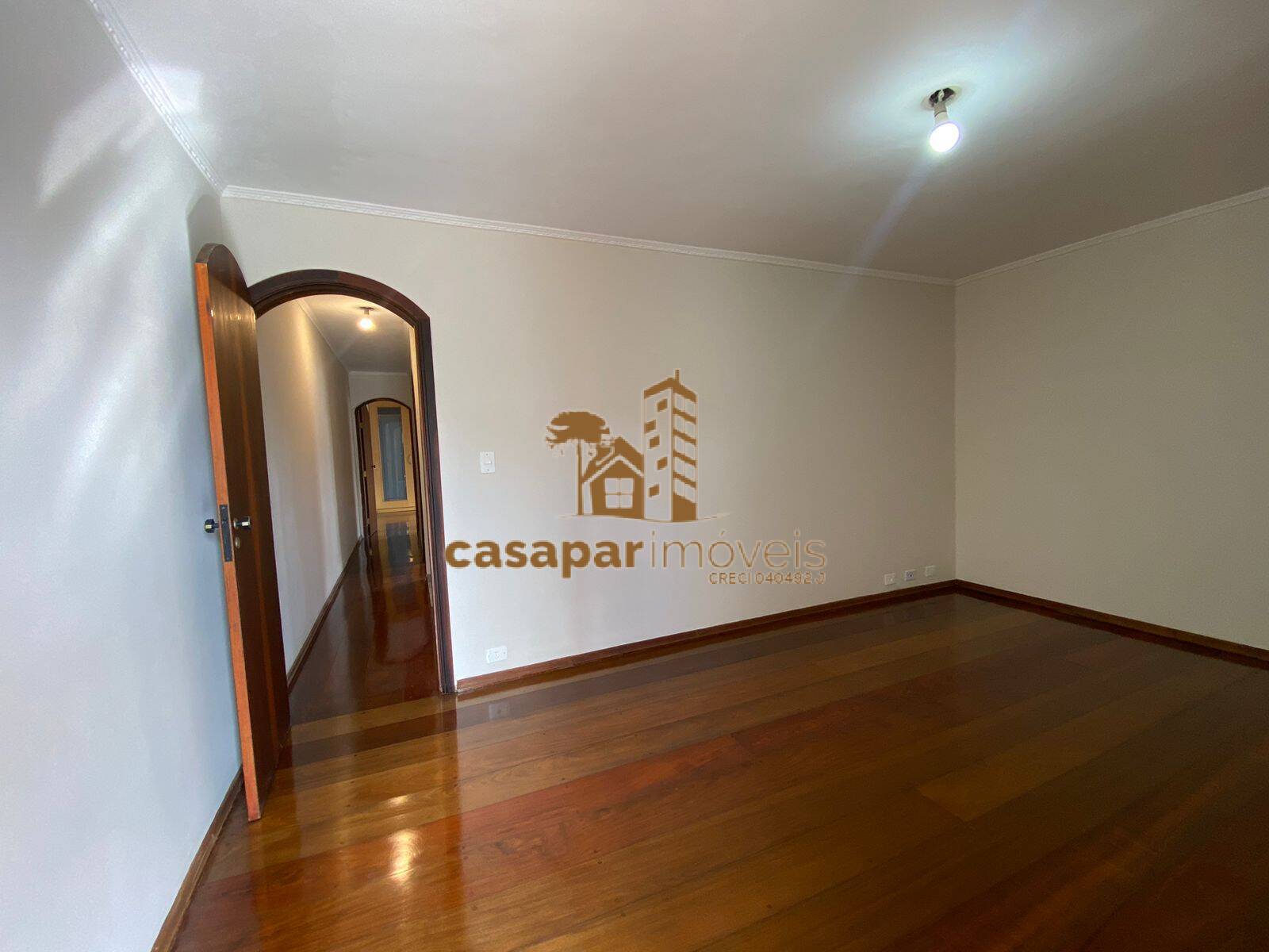 Sobrado à venda com 180m², 3 quartos com edícula e estuda permuta