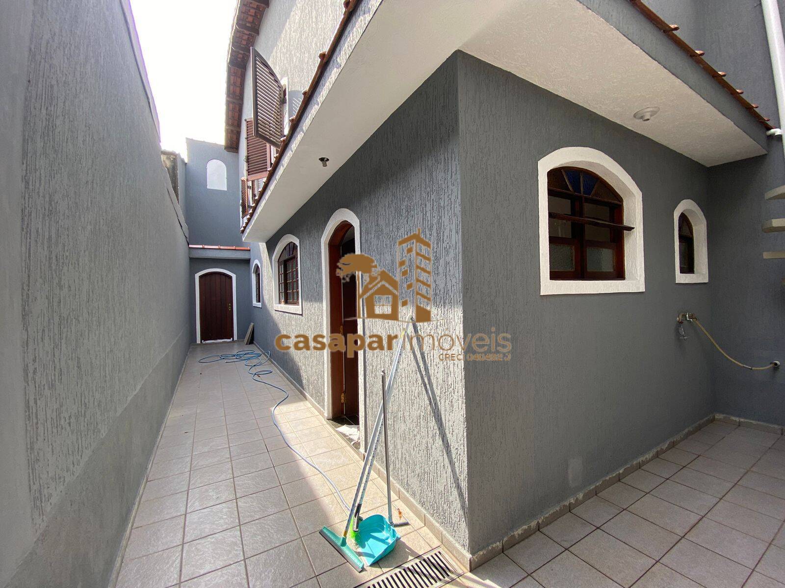 Sobrado à venda com 180m², 3 quartos com edícula e estuda permuta