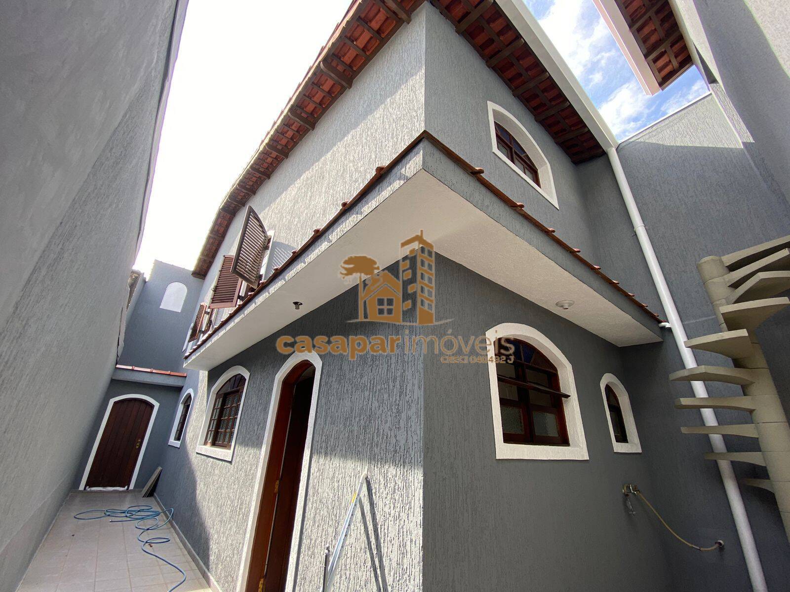 Sobrado à venda com 180m², 3 quartos com edícula e estuda permuta