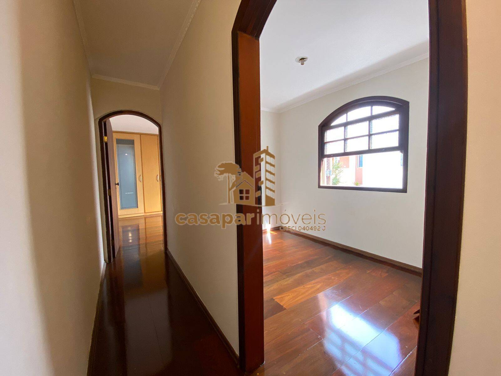 Sobrado à venda com 180m², 3 quartos com edícula e estuda permuta