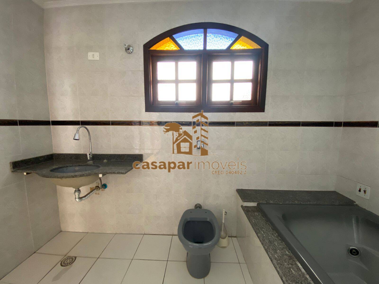 Sobrado à venda com 180m², 3 quartos com edícula e estuda permuta
