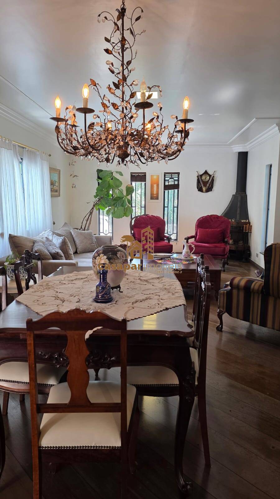 Sobrado à venda com 871m², 3 suítes com 8 vagas e espaço gourmet