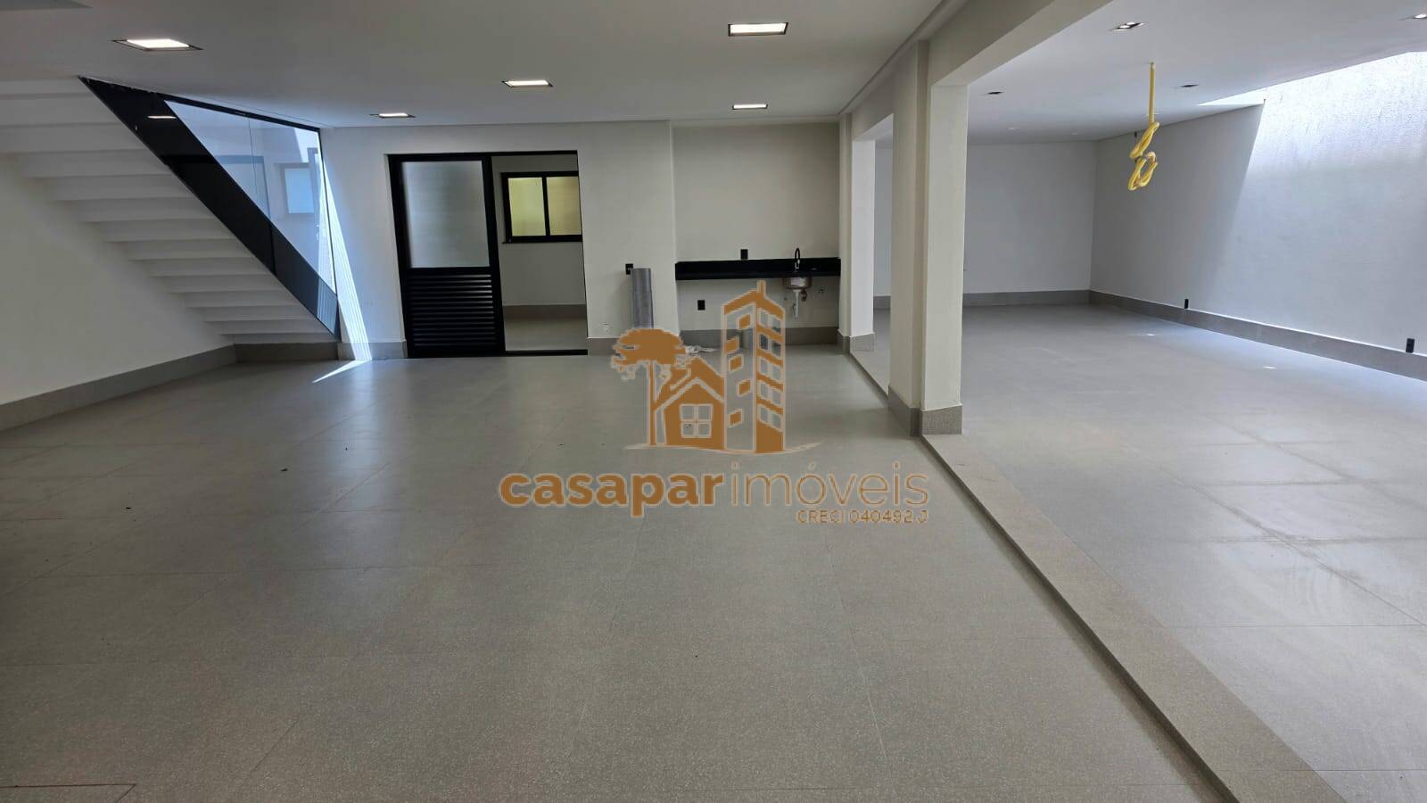 Casa à venda em condomínio fechado, 579m² com 4 suítes no Espaço Cerâmica